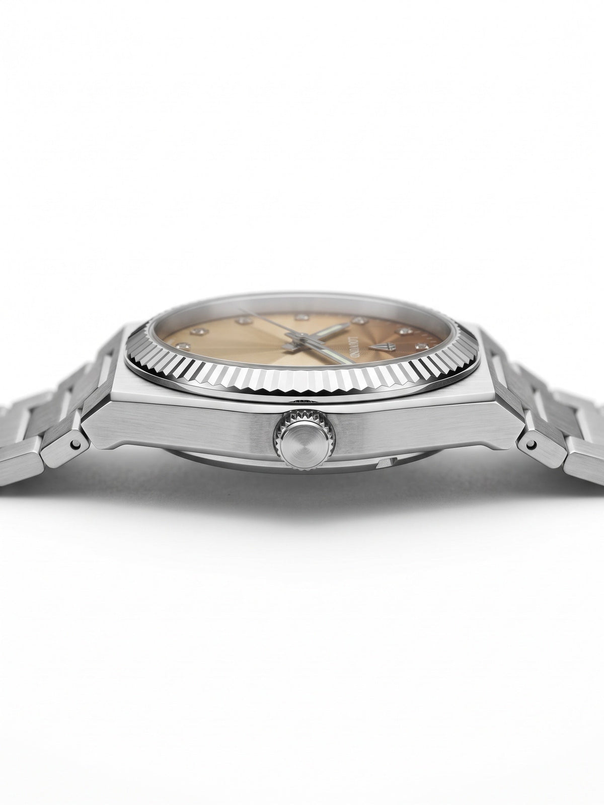 LOUVOND Monarch horloge met zilverkleurige stalen band, geribbelde rand en een elegante, getextureerde champagne wijzerplaat
