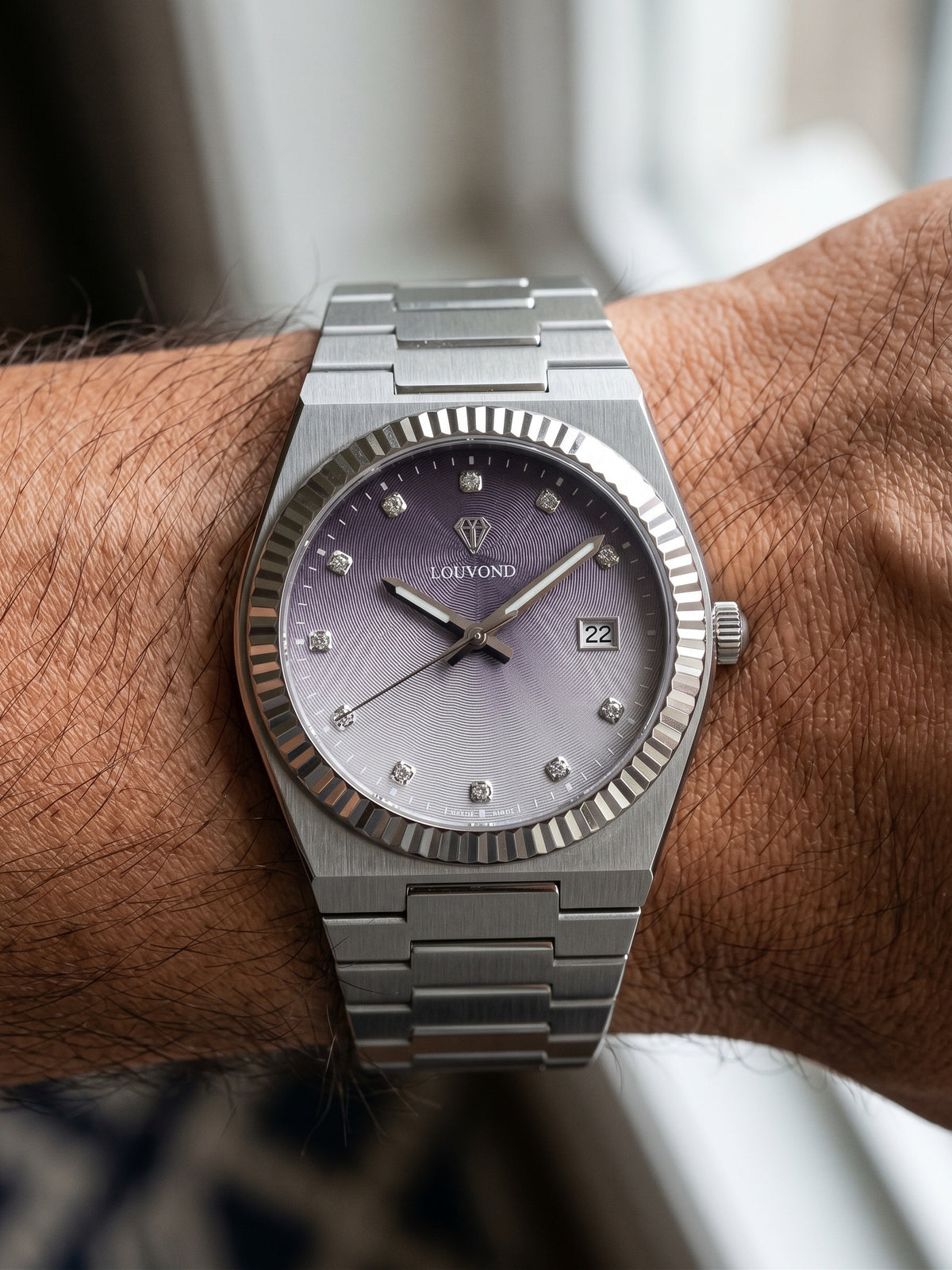 LOUVOND Monarch horloge met zilverkleurige band, getextureerde paarse wijzerplaat en diamanten uurmarkeringen.