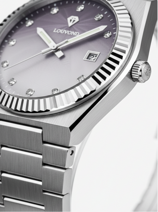 LOUVOND Monarch horloge met zilverkleurige stalen band, paarse wijzerplaat met diamanten en geribbelde rand.