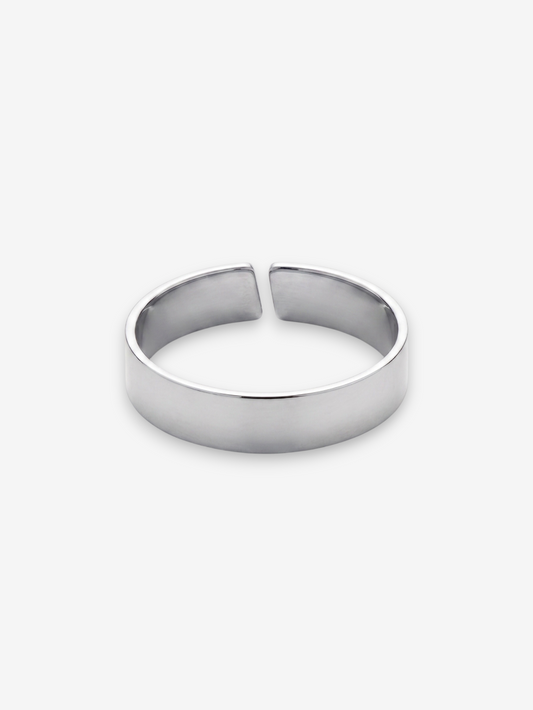 Minimalistische LOUVOND ORIEN ring van glanzend zilverkleurig metaal met een strak en tijdloos ontwerp