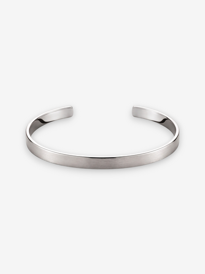 LOUVOND Orien armband in minimalistisch zilver met een geborstelde afwerking voor dagelijkse elegantie.