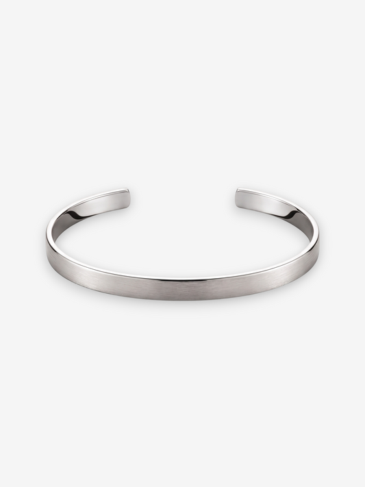 LOUVOND Orien armband in minimalistisch zilver met een geborstelde afwerking voor dagelijkse elegantie.