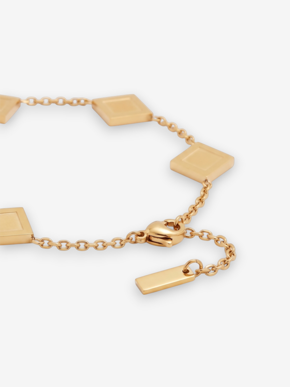 LOUVOND Prisma schakelarmband in goud met vierkante bedels en een stevige karabijnsluiting op een witte achtergrond.