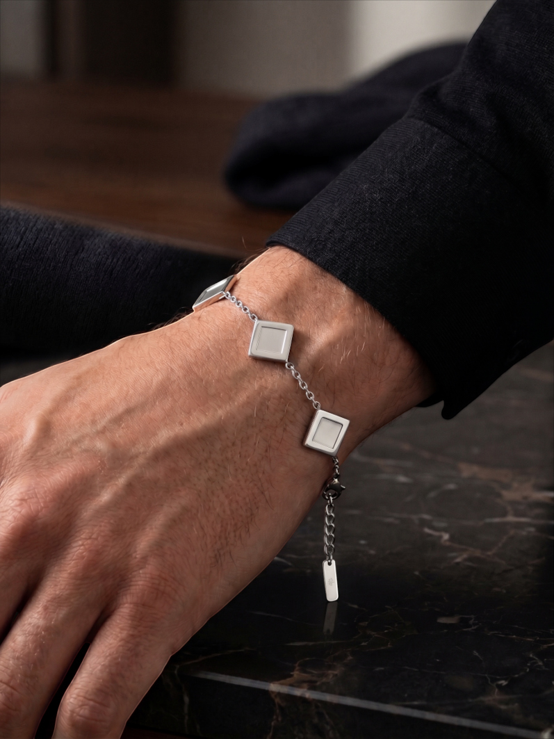 LOUVOND Prisma Link Bracelet in zilverkleur met geometrische vierkante bedels om de pols van een man