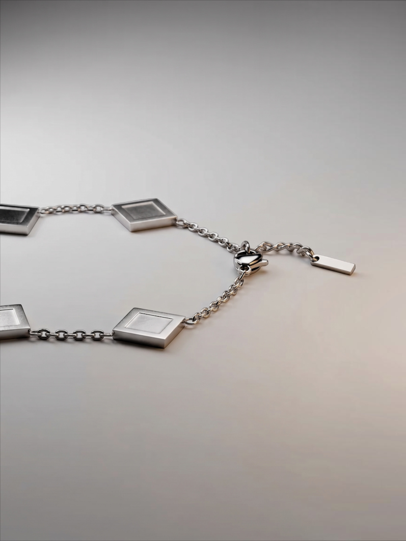LOUVOND Prisma Link armband in zilverkleur met geometrische vierkante bedels en een verstelbare schakelketting.