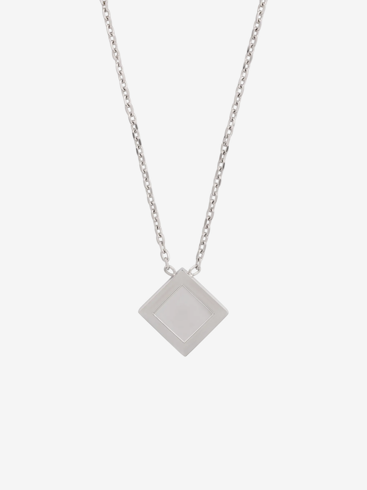 LOUVOND Prisma Link ketting met een minimalistische vierkante zilverkleurige hanger aan een verfijnde schakelketting.
