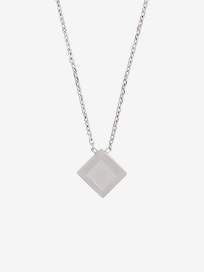 LOUVOND Prisma Link ketting met een minimalistische vierkante zilverkleurige hanger aan een verfijnde schakelketting.