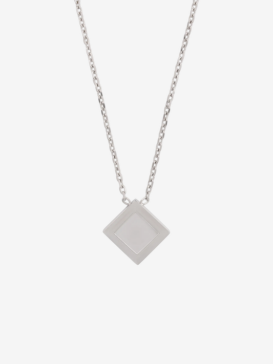 LOUVOND Prisma Link ketting met een minimalistische vierkante zilverkleurige hanger aan een verfijnde schakelketting.