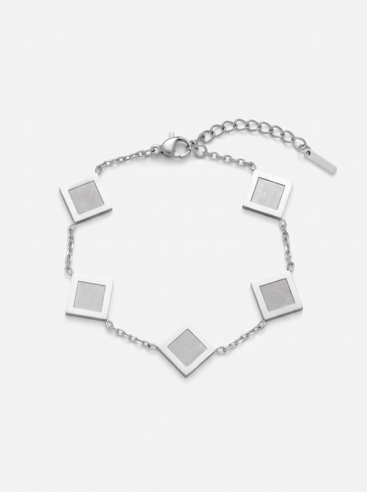 LOUVOND Prisma schakelarmband voor heren met vijf vierkante zilverkleurige schakels en een verstelbare sluiting.