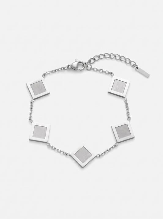 LOUVOND Prisma schakelarmband voor heren met vijf vierkante zilverkleurige schakels en een verstelbare sluiting.