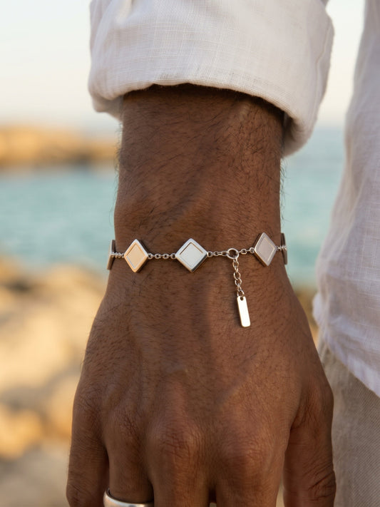 LOUVOND Prisma schakelarmband voor heren met vierkante zilverkleurige schakels en een subtiel hangertje om de pols.