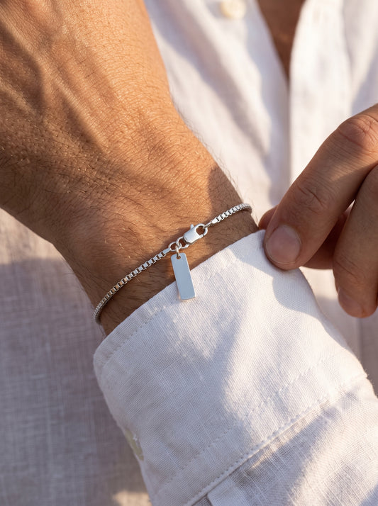 LOUVOND Revo armband in zilver met minimalistisch vierkant schakelontwerp en hangertje om een mannenpols
