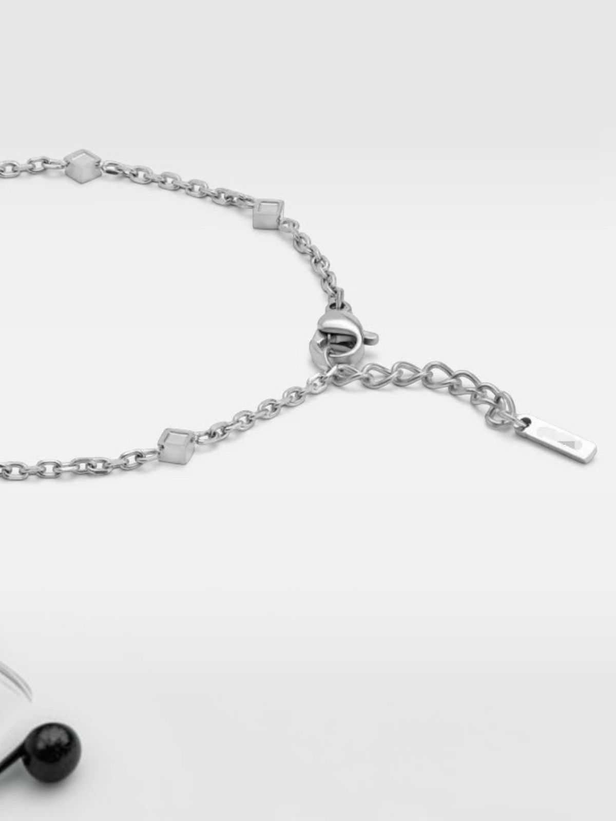 LOUVOND Rhombus Link armband in zilverkleurig metaal met geometrische vierkante details en verstelbare sluiting