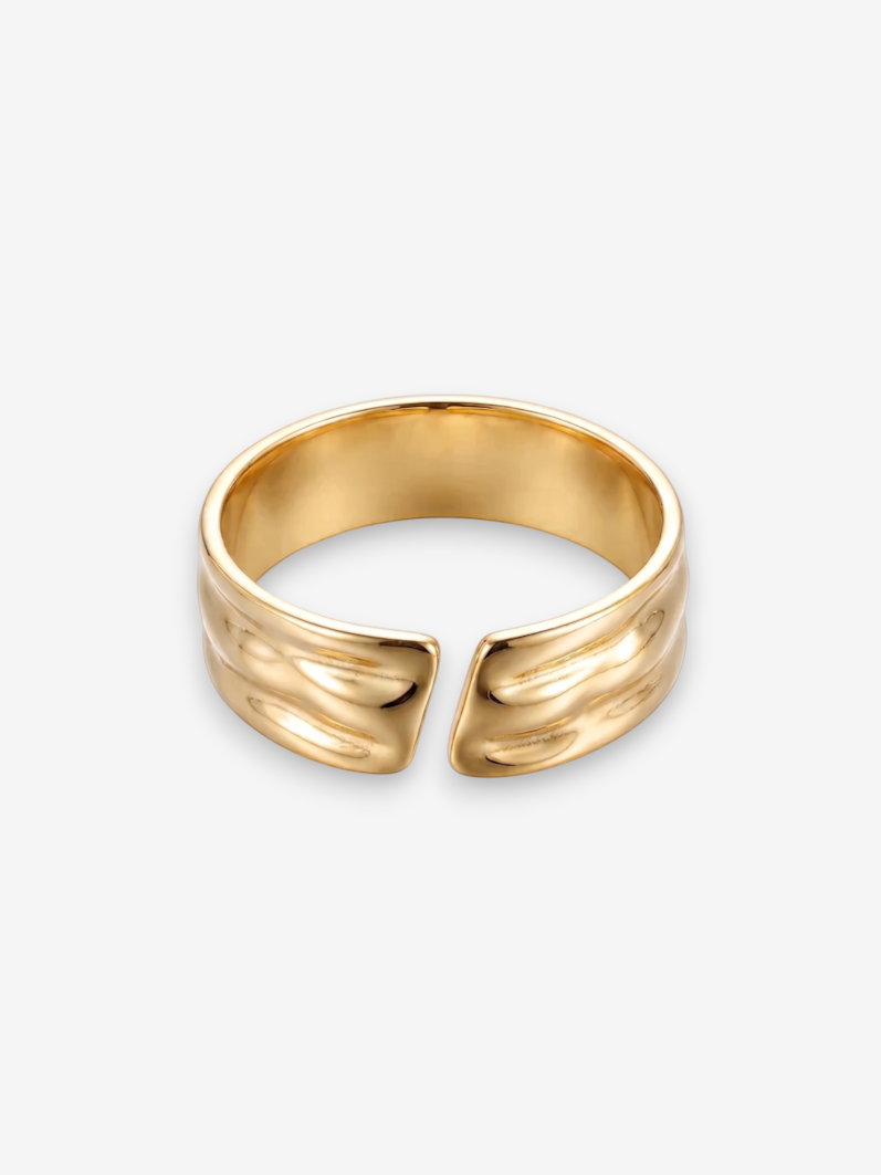 LOUVOND Ryva ring in goud met een golvend, open ontwerp voor een elegante en moderne uitstraling.