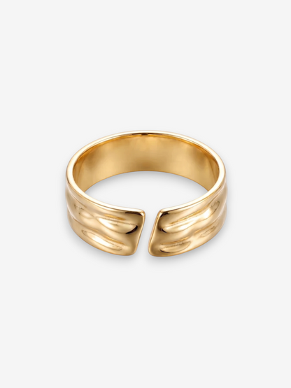 LOUVOND Ryva ring in goud met een golvend, open ontwerp voor een elegante en moderne uitstraling.