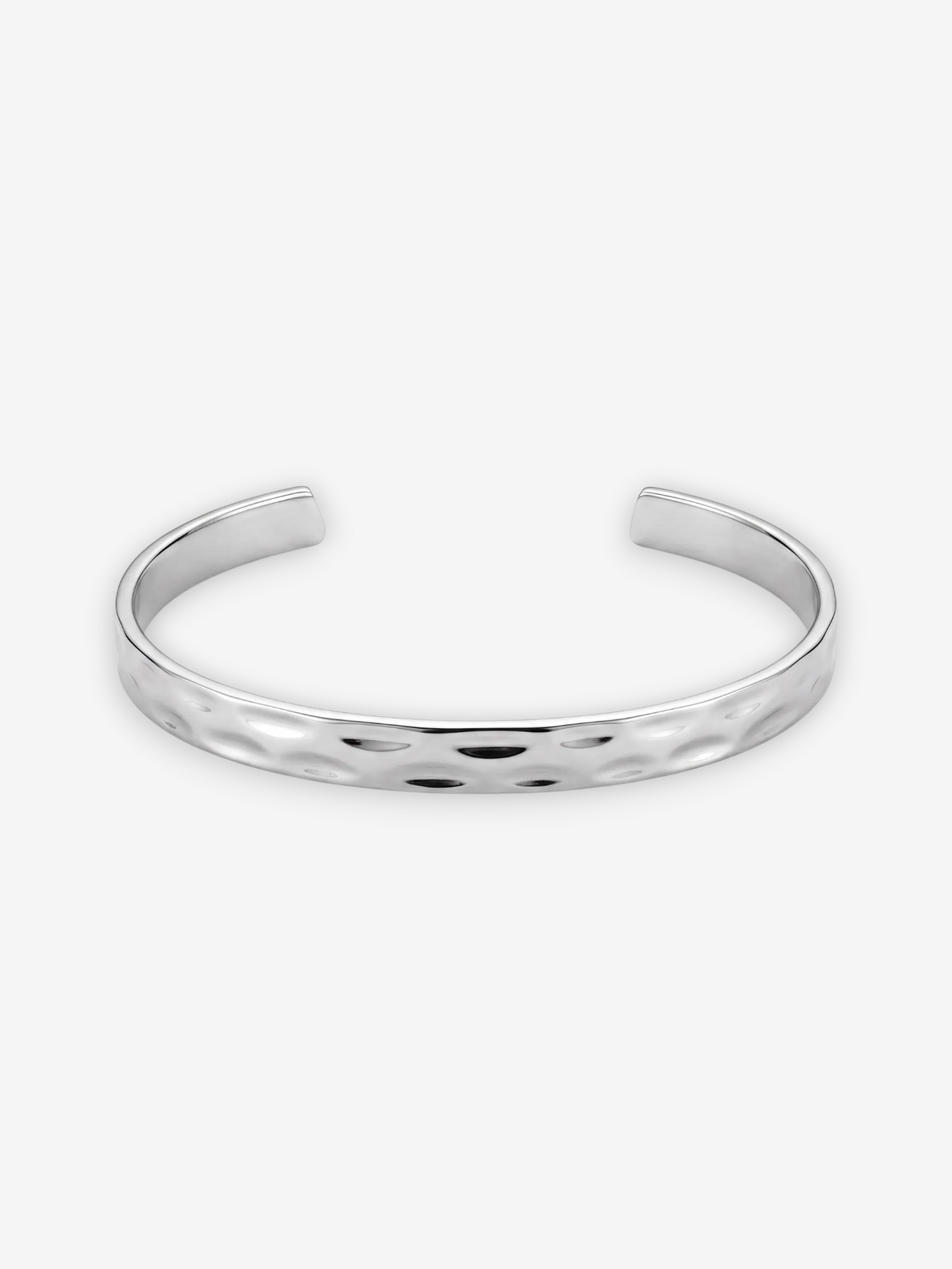 LOUVOND Ryva armband in zilverkleur met een minimalistisch gehamerd design, waterbestendig en nikkelvrij.