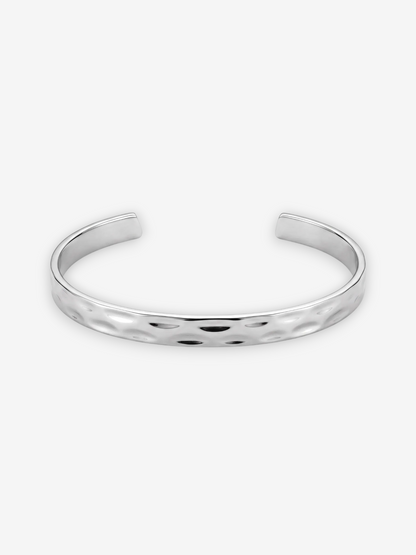 LOUVOND Ryva armband in zilverkleur met een minimalistisch gehamerd design, waterbestendig en nikkelvrij.