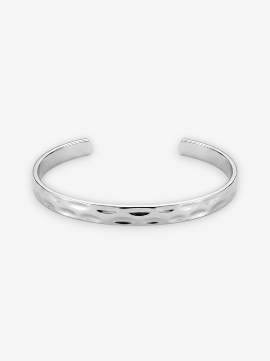 LOUVOND Ryva armband in zilverkleur met een minimalistisch gehamerd design, waterbestendig en nikkelvrij.