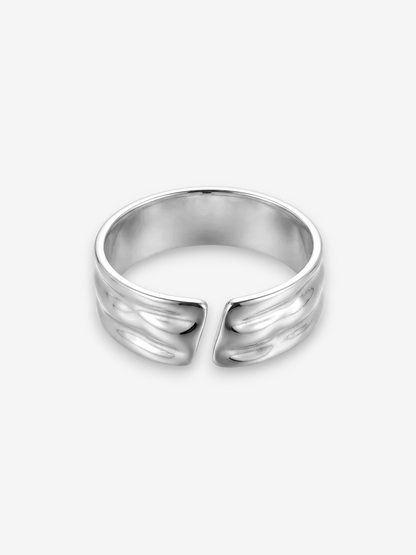 LOUVOND Ryva ring in zilver met een golvend, open ontwerp voor een elegante en moderne uitstraling.