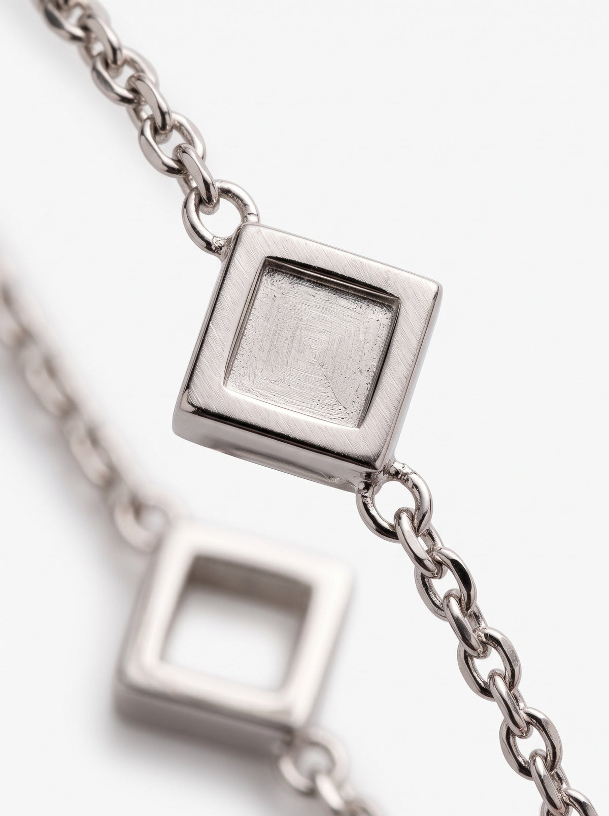 LOUVOND zilverkleurige armband met geometrische vierkante schakels in een verfijnd modern ontwerp