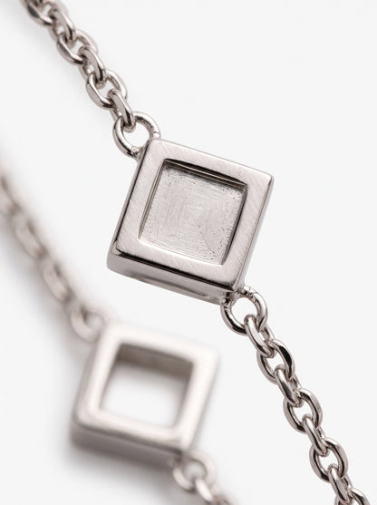 LOUVOND zilverkleurige armband met geometrische vierkante schakels in een verfijnd modern ontwerp